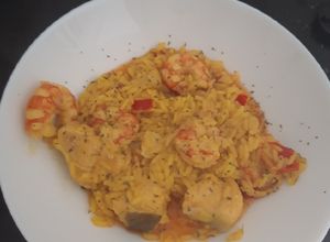 Una foto de Arroz con congrio y langostinos