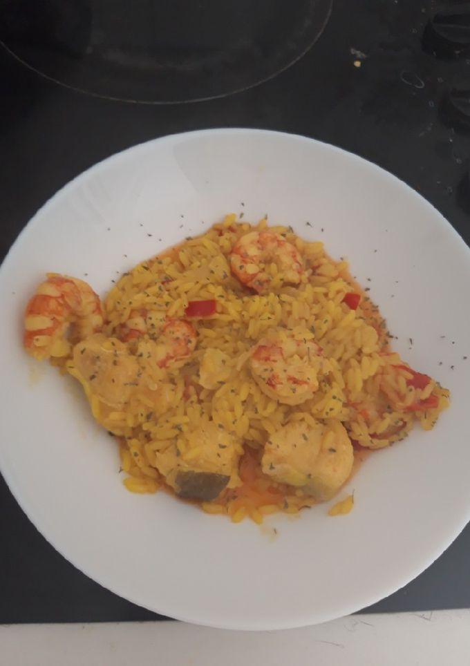 Una foto de Arroz con congrio y langostinos