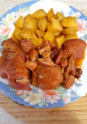 Csülkös körömpörkölt főlt krumplival csípősen recept fotója