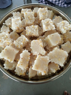 தேங்காய் பொட்டுக்கடலை பர்பி செய்முறை முக்கிய புகைப்படம்