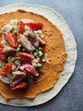Tortilla z hummusem i kurczakiem