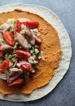 Zdjęcie przepisu Tortilla z hummusem i kurczakiem.