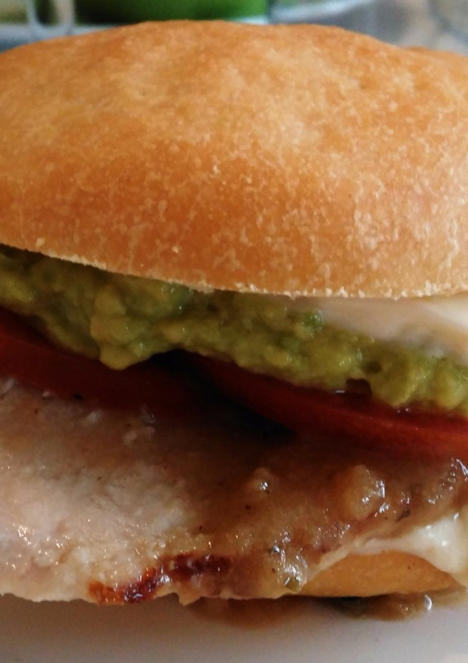 Una foto de Lomito palta tomate mayo