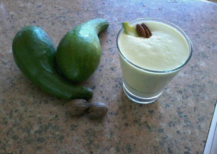 Avocado and Pecan Nut Smoothie