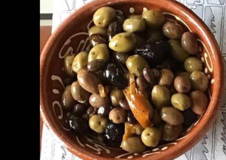 Olives multicolores marinées au citron et piment