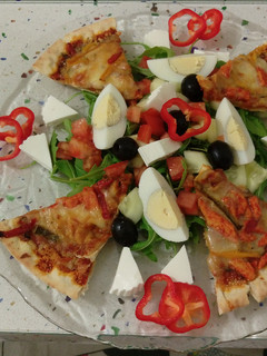 Una foto de Ensalada con pizza de pollo asado