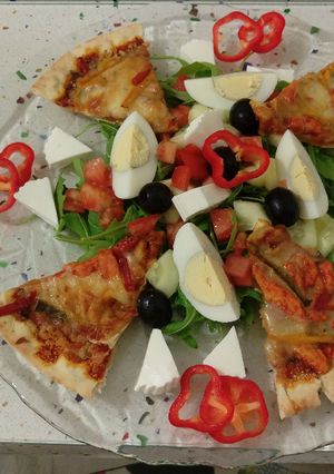 Una foto de Ensalada con pizza de pollo asado