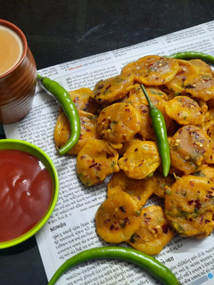 બટાકા ના ભજીયા(Potato bhajiya Recipe in Gujarati) રેસીપી મુખ્ય ફોટો