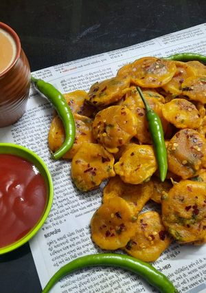 બટાકા ના ભજીયા(Potato bhajiya Recipe in Gujarati) રેસીપી મુખ્ય ફોટો