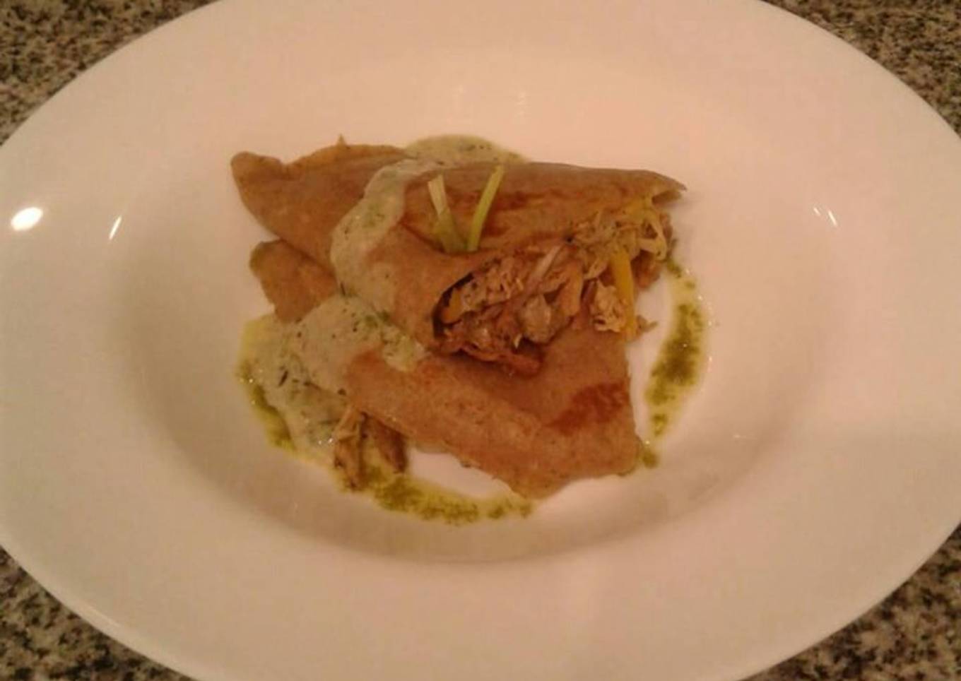 Crepes integrales, rellenos de cerdo, bañados en crema de apio!