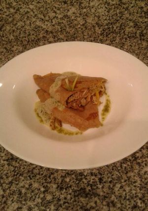 Una foto de Crepes integrales, rellenos de cerdo, bañados en crema de apio!
