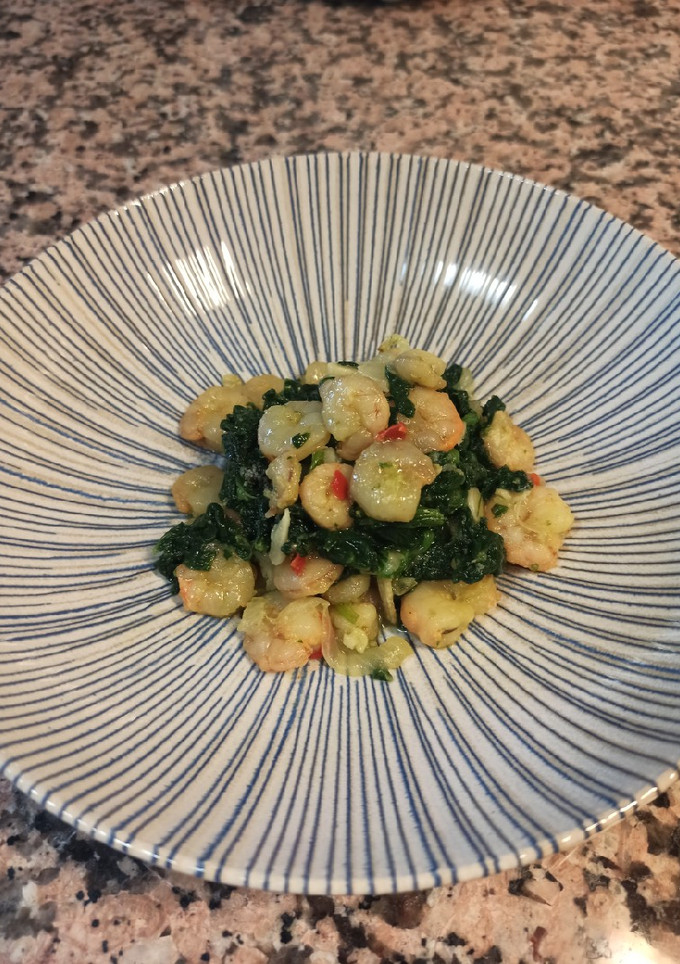 Una foto de Salteado de espinacas con Gambas