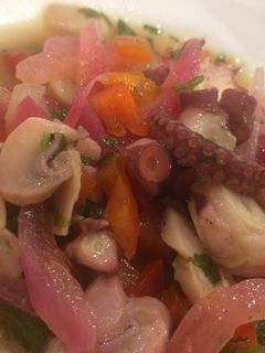 Una foto de Ceviche mixto pulpo 🐙 champiñones 🍄