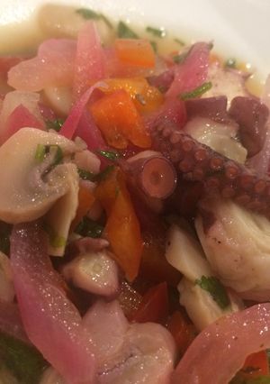 Una foto de Ceviche mixto pulpo 🐙 champiñones 🍄