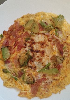 A picture of Ham and avocado 🥑 omelette 🤤.