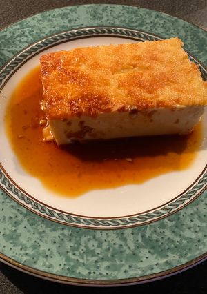 Une photo de ❤️ crème aux œufs 🥚 à la vanille sur un lit de caramel