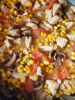 Una foto de Pechuga de pollo en jugo de naranja y verduras