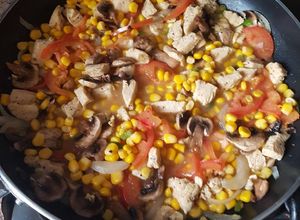 Una foto de Pechuga de pollo en jugo de naranja y verduras