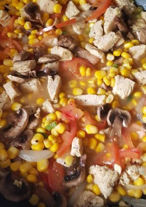 Una foto de Pechuga de pollo en jugo de naranja y verduras