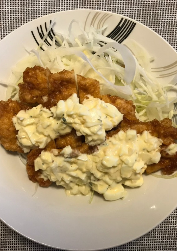 Una foto de Fritada de pollo con salsa tártara