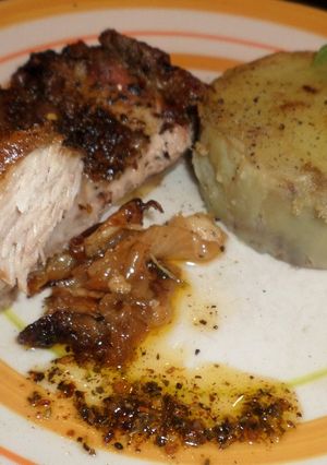 Una foto de PECHITO DE CERDO TIERNIZADO AL VINO BLANCO CON DISCOS DE BATATA