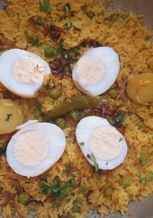 A picture of Aloo-Matar Ande Ki Tahari.