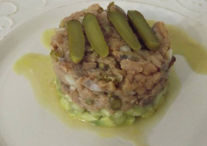 Timbal De Bonito Y Aguacate Con Cebolleta Y Pepinillos Receta De Cuqui