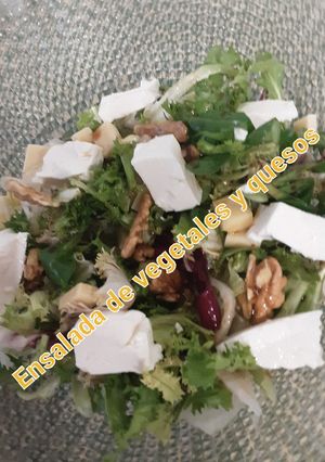 Una foto de Ensalada de vegetales y quesos