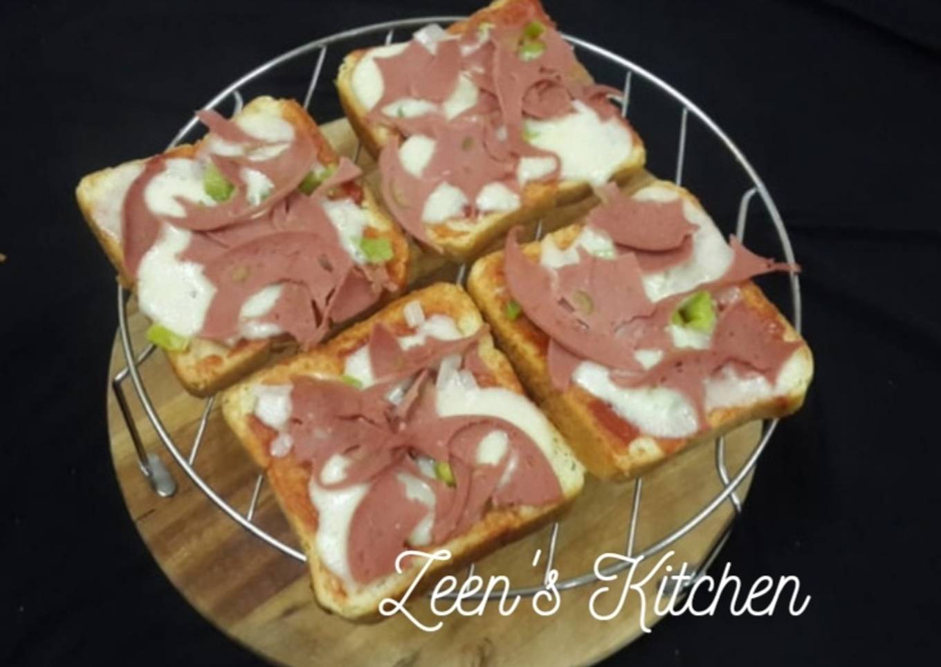 Microwave Pepperoni Bread Pizzas