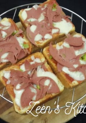 A picture of Microwave Pepperoni Bread Pizzas.
