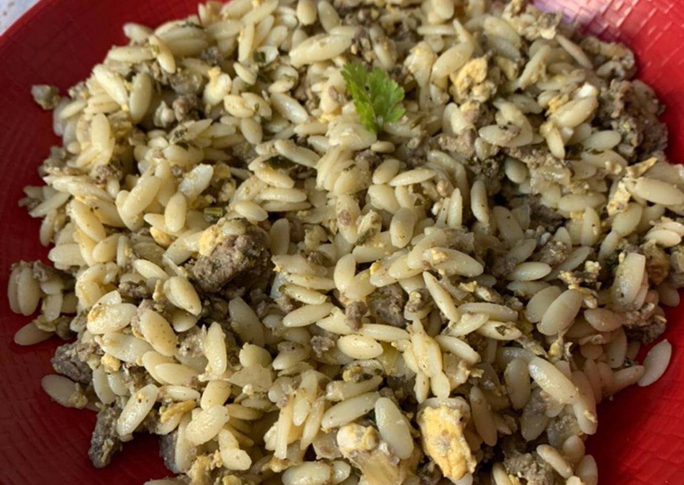 Orzo (langue d’oiseaux) à la viande hachée et œufs