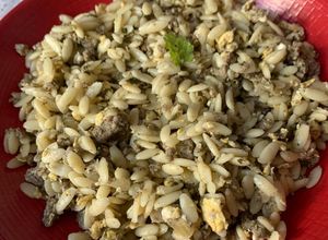 Une photo de Orzo (langue d’oiseaux) à la viande hachée et œufs