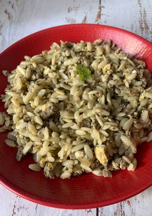 Une photo de Orzo (langue d’oiseaux) à la viande hachée et œufs