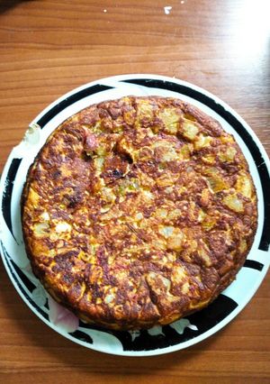 Una foto de Tortilla de papa y boniato con chorizo colorado