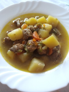 Una foto de Guiso de patatas con carne de ternera (olla rápida)