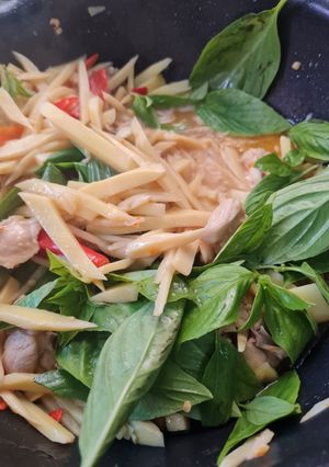 รูปของ หน่อไม้ผัดไก่บ้าน