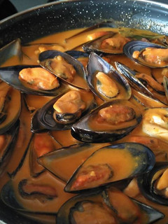 Una foto de Mejillones con tomate
