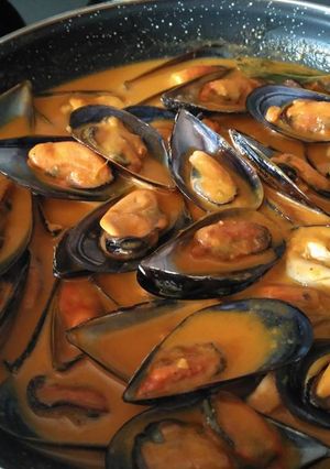 Una foto de Mejillones con tomate