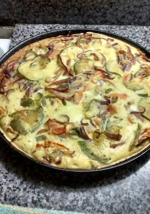 Una foto de Tarta de zapallito, zanahorias y cebolla morada