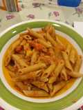 Pasta integrale con sugo al tonno e verdure