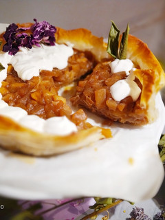 Una foto de Pastel Filo de Manzana y Galletas con Nata Montada