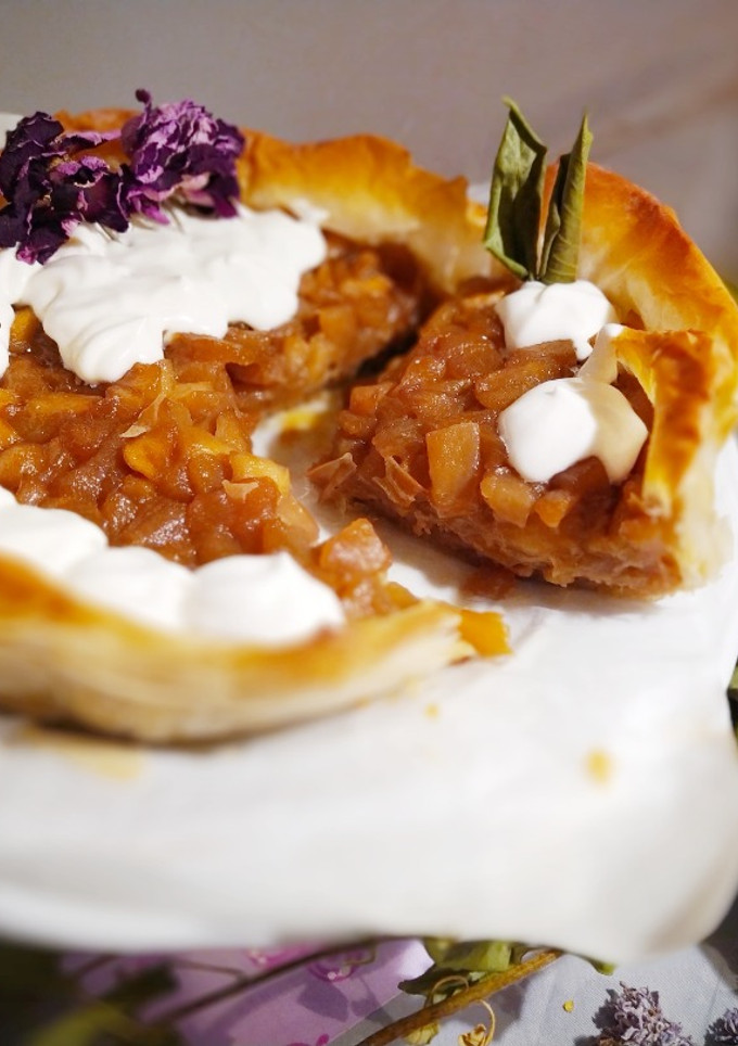 Una foto de Pastel Filo de Manzana y Galletas con Nata Montada