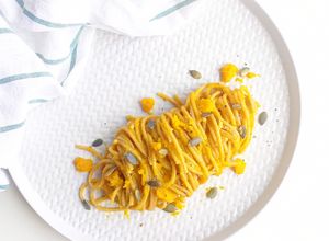 Foto di Spaghetti integrali con crema e semi di zucca