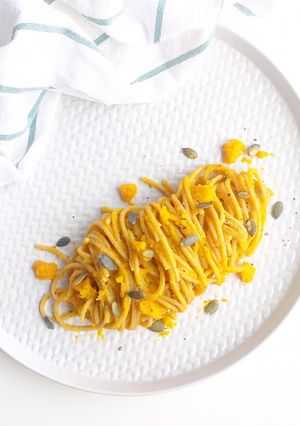 Foto di Spaghetti integrali con crema e semi di zucca