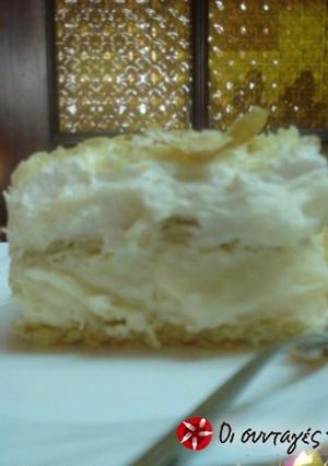 A picture of Mille-feuille in a Pyrex Dish.