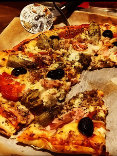 Una foto de Pizza casera de pavo, atún y alcachofas con aceitunas al pimentón