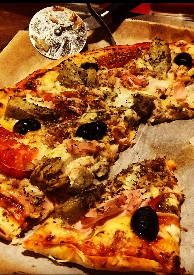 Una foto de Pizza casera de pavo, atún y alcachofas con aceitunas al pimentón