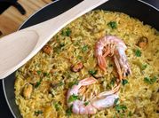 Una foto de wok de marisco