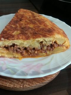 Una foto de Tortilla de patata rellena de carne picada ❗💯