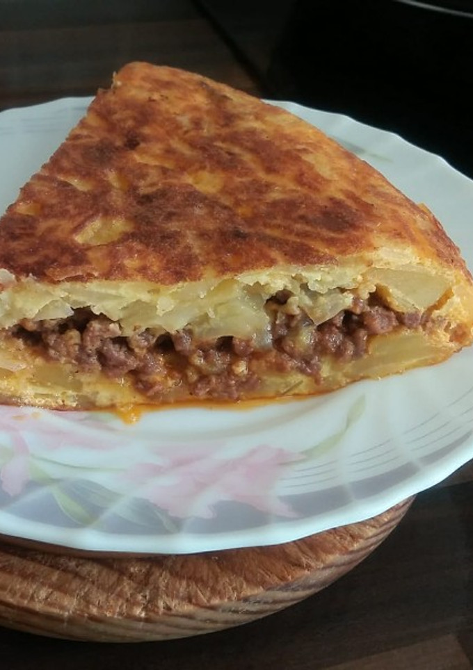 Una foto de Tortilla de patata rellena de carne picada ❗💯